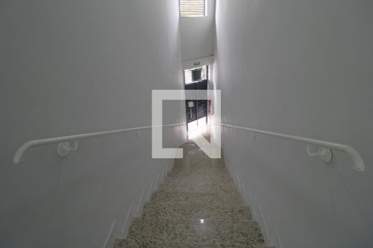 Escada/ entrada de apartamento para alugar com 1 quarto, 30m² em Vila Campo Grande, São Paulo
