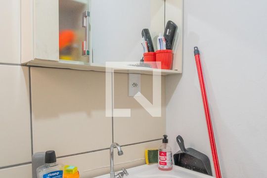 Banheiro de apartamento à venda com 2 quartos, 43m² em Glória, Porto Alegre