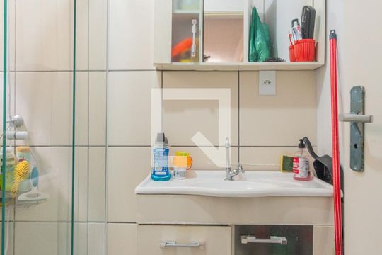 Banheiro de apartamento à venda com 2 quartos, 43m² em Glória, Porto Alegre