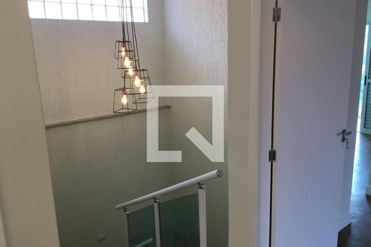 Escada de casa à venda com 6 quartos, 200m² em Jardim da Saúde, São Paulo