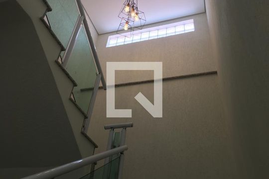 Escada de casa à venda com 6 quartos, 200m² em Jardim da Saúde, São Paulo