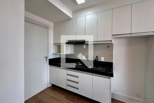Cozinha de apartamento para alugar com 1 quarto, 32m² em Jardim Aeroporto, São Paulo