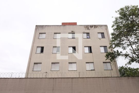 Fachada do condomínio - Placa instalada na janela do imóvel de apartamento à venda com 3 quartos, 50m² em Parque Cruzeiro do Sul, São Paulo