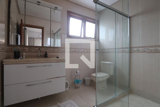 Banheiro da Suíte de casa à venda com 3 quartos, 245m² em Centro, Canoas