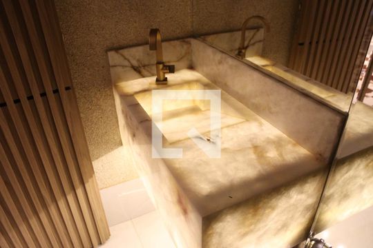 Banheiro de apartamento para alugar com 1 quarto, 77m² em Jardim Goiás, Goiânia