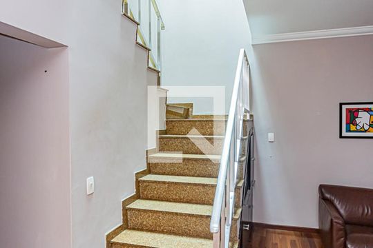 Escada de casa para alugar com 3 quartos, 161m² em Vila Fiat Lux, São Paulo