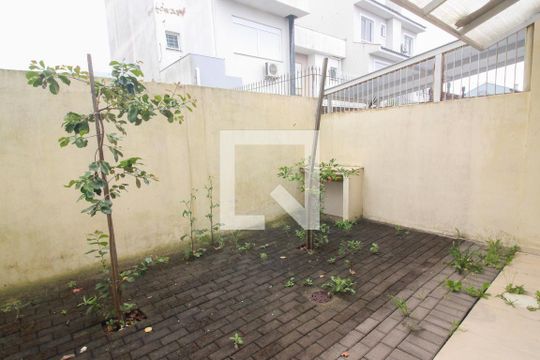 Quintal de casa à venda com 3 quartos, 117m² em Guarujá, Porto Alegre