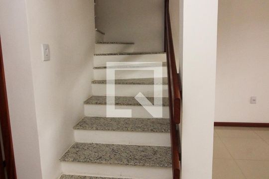 Escada de casa à venda com 3 quartos, 117m² em Guarujá, Porto Alegre