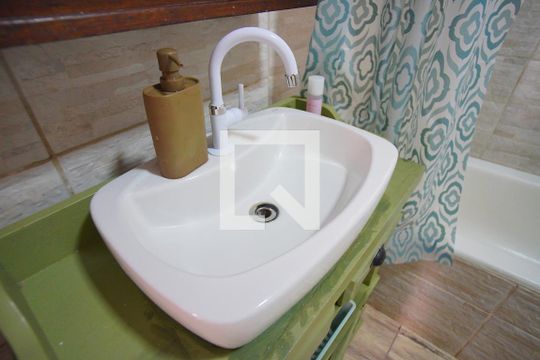 Banheiro Corredor de apartamento para alugar com 1 quarto, 58m² em São Geraldo, Porto Alegre