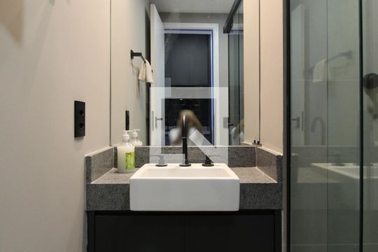 Banheiro de kitnet/studio à venda com 1 quarto, 25m² em Indianópolis, São Paulo