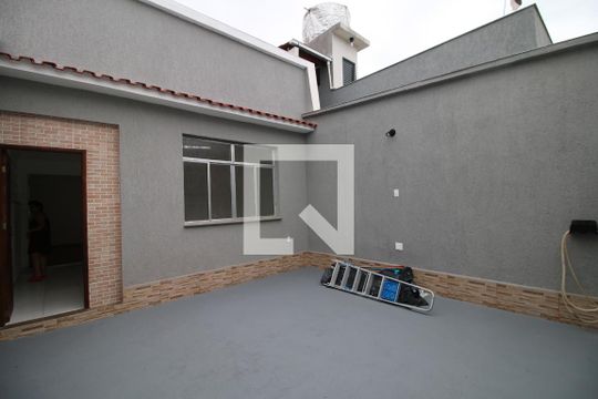 Quintal e garagem de casa para alugar com 2 quartos, 90m² em Irajá, Rio de Janeiro