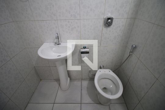 Banheiro de casa para alugar com 2 quartos, 90m² em Irajá, Rio de Janeiro