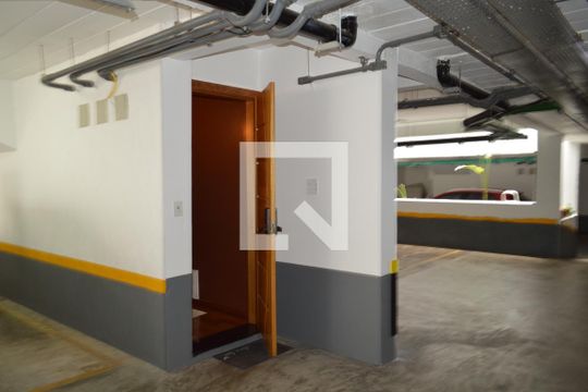 Garagem de casa à venda com 3 quartos, 140m² em Ipiranga, São Paulo