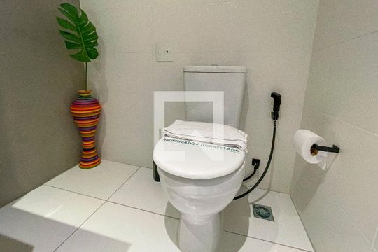 Banheiro de kitnet/studio para alugar com 1 quarto, 26m² em Sumarezinho, São Paulo