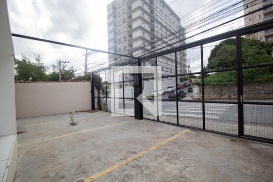 Garagem de casa para alugar com 2 quartos, 270m² em Vila Mangalot, São Paulo