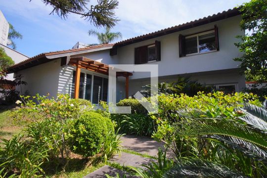 Fachada de casa à venda com 3 quartos, 500m² em Boa Vista, Porto Alegre