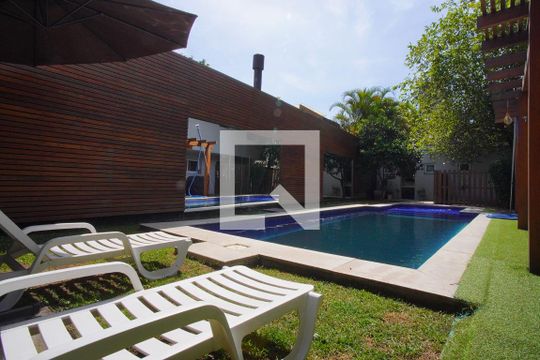 Quintal Fundos - Piscina de casa à venda com 3 quartos, 500m² em Boa Vista, Porto Alegre