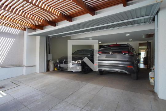Garagem de casa à venda com 3 quartos, 500m² em Boa Vista, Porto Alegre