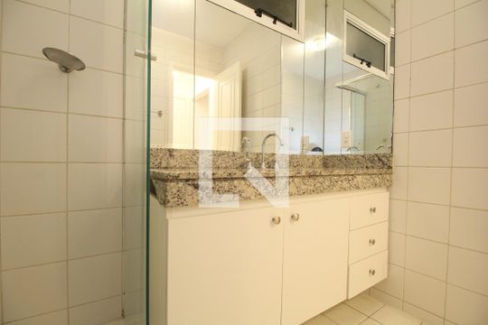 Banheiro social 2 de apartamento para alugar com 4 quartos, 151m² em Paraíso do Morumbi, São Paulo