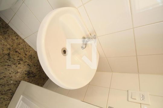 Banheiro de serviço  de apartamento para alugar com 4 quartos, 151m² em Paraíso do Morumbi, São Paulo