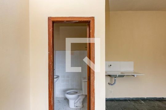 Banheiro de kitnet/studio para alugar com 1 quarto, 18m² em João Pinheiro, Belo Horizonte