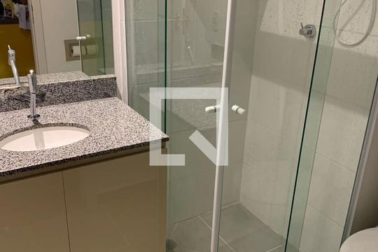 Banheiro de kitnet/studio para alugar com 1 quarto, 25m² em Chácara Santo Antônio (Zona Sul), São Paulo