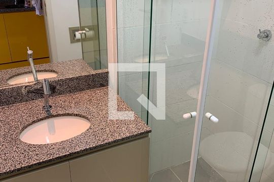 Banheiro de kitnet/studio para alugar com 1 quarto, 25m² em Chácara Santo Antônio (Zona Sul), São Paulo
