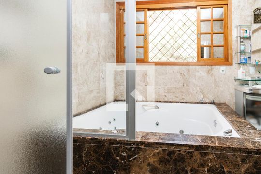 Banheiro da Suíte de casa para alugar com 4 quartos, 196m² em Cidade Monções, São Paulo
