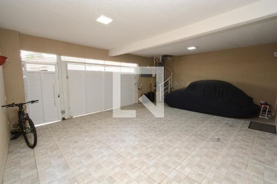 Garagem de casa à venda com 3 quartos, 250m² em Campininha, São Paulo