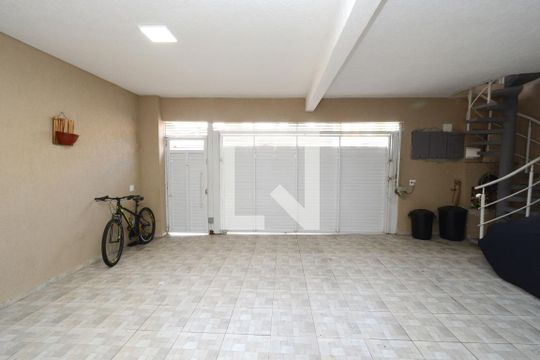 Garagem de casa à venda com 3 quartos, 250m² em Campininha, São Paulo