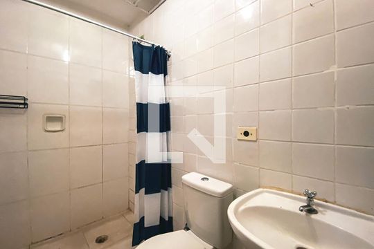 Banheiro de casa de condomínio à venda com 4 quartos, 100m² em Jardim Esmeralda, São Paulo