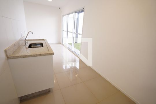 Sala/cozinha de casa de condomínio para alugar com 2 quartos, 80m² em Jardins Bellagio, Aparecida de Goiânia