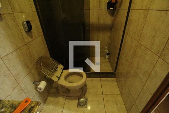 Banheiro da suíte de casa de condomínio à venda com 3 quartos, 324m² em Taquara, Rio de Janeiro
