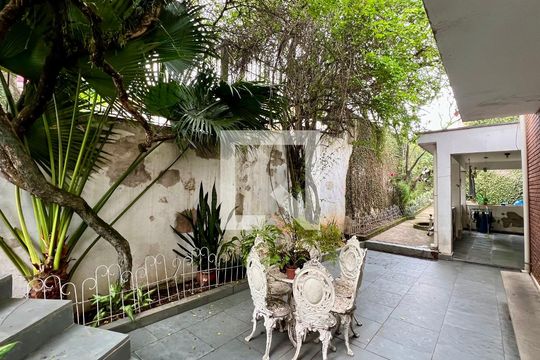 Quintal de casa à venda com 4 quartos, 275m² em Vila Madalena, São Paulo