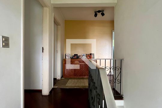 Corredor de casa à venda com 4 quartos, 275m² em Vila Madalena, São Paulo