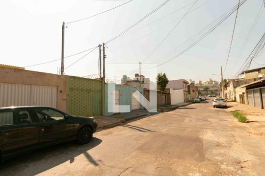 Fachada de casa à venda com 2 quartos, 105m² em Santa Terezinha, Belo Horizonte