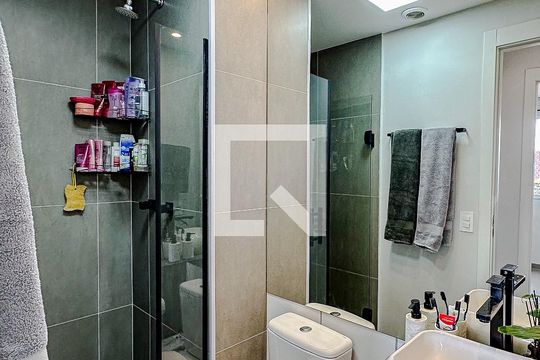Banheiro de apartamento à venda com 2 quartos, 42m² em Vila Independência, São Paulo
