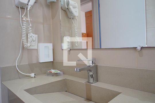 Banheiro de apartamento para alugar com 1 quarto, 42m² em Centro, Florianópolis