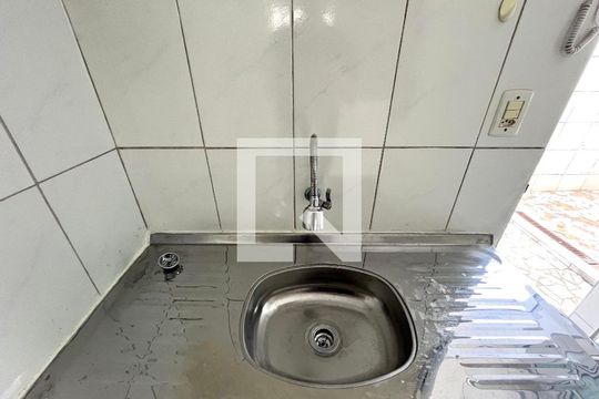 Cozinha  de casa para alugar com 1 quarto, 20m² em Vila Guarani (zona Sul), São Paulo