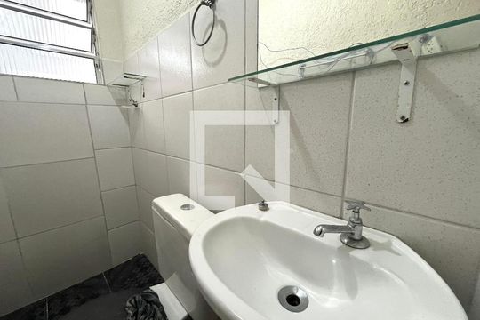 Banheiro  de casa para alugar com 1 quarto, 20m² em Vila Guarani (zona Sul), São Paulo