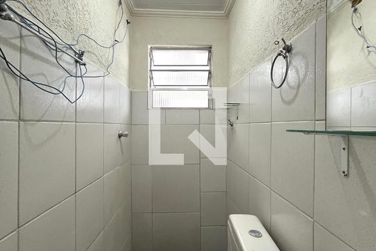 Banheiro  de casa para alugar com 1 quarto, 20m² em Vila Guarani (zona Sul), São Paulo