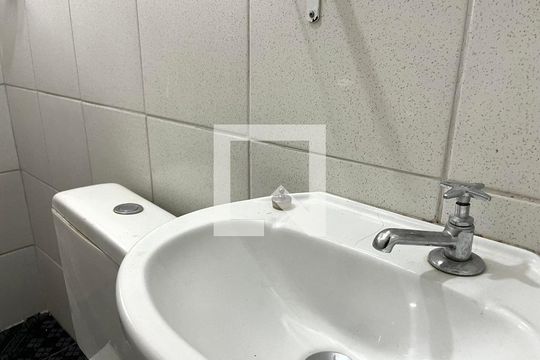 Banheiro  de casa para alugar com 1 quarto, 20m² em Vila Guarani (zona Sul), São Paulo