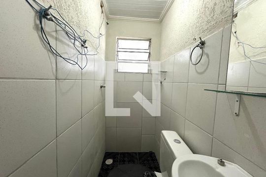 Banheiro  de casa para alugar com 1 quarto, 20m² em Vila Guarani (zona Sul), São Paulo