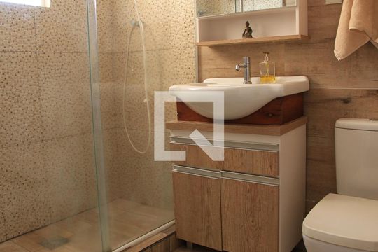 Banheiro de apartamento à venda com 3 quartos, 90m² em Floresta, Porto Alegre