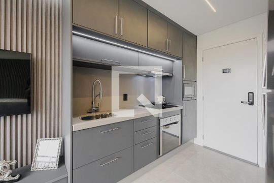 Cozinha de apartamento para alugar com 1 quarto, 31m² em Pinheiros, São Paulo