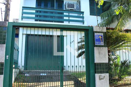 Fachada de casa à venda com 4 quartos, 300m² em Jardim Dona Leopoldina, Porto Alegre