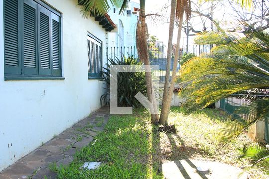 Quintal de casa à venda com 4 quartos, 300m² em Jardim Dona Leopoldina, Porto Alegre