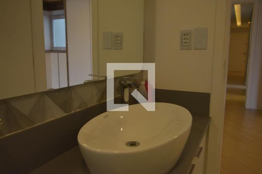 Banheiro da Suíte de apartamento à venda com 2 quartos, 140m² em Vila Pires, Santo André