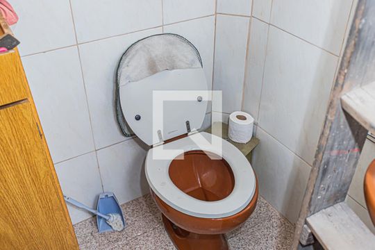 Banheiro de casa para alugar com 2 quartos, 80m² em Conjunto Residencial Novo Pacaembu, São Paulo