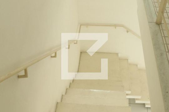 Escada de casa para alugar com 4 quartos, 350m² em Centro, Nova Iguaçu